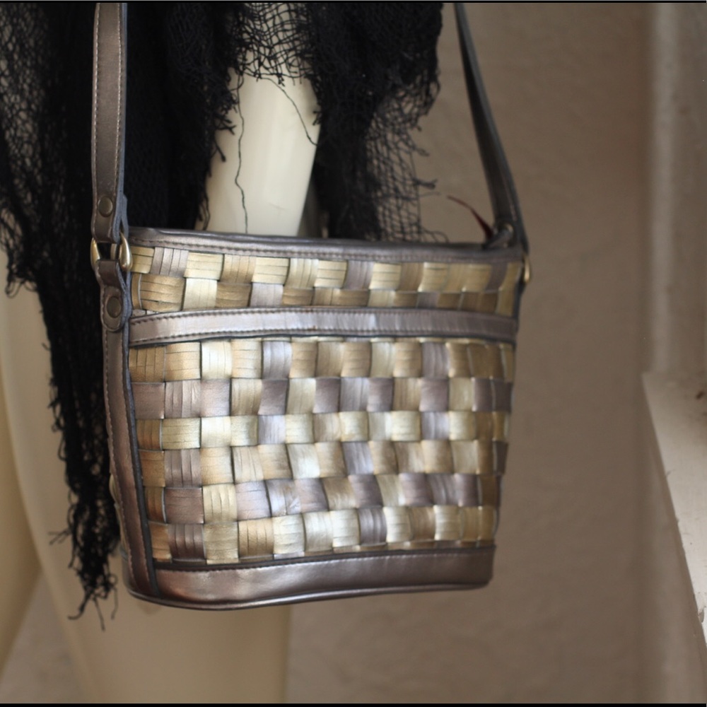 Woven metallic basket purse